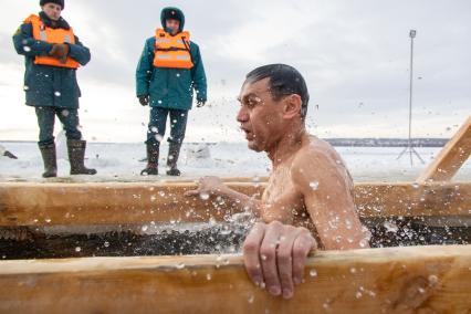 Челябинск. Мужчина окунается в купели во время крещенских купаний.