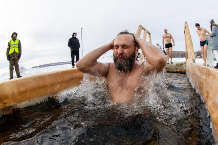 Челябинск. Мужчина окунается в купели во время крещенских купаний.