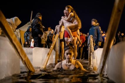 Челябинск. Горожане окунаются в купели во время ночных крещенских купаний.