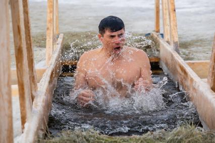 Челябинск. Мужчина окунается в купели во время крещенских купаний.