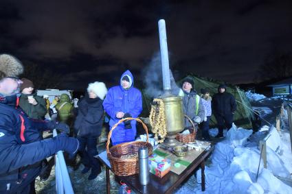 Московская область. Лыткарино. Самовар и горячий чай во время крещенских купаний.