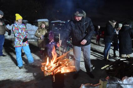 Московская область. Лыткарино. Горожане у костра во время крещенских купаний.