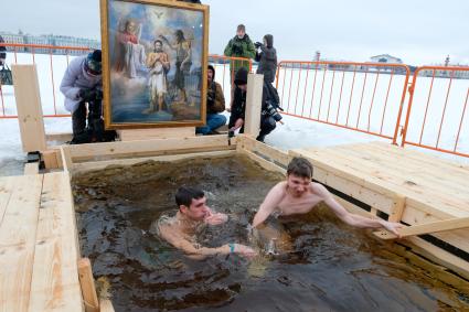 Санкт-Петербург.  Мужчины во время крещенских купаний в купели у Петропавловской крепости.