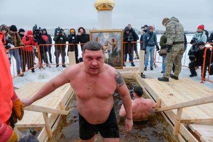 Санкт-Петербург. Мужчина  во время крещенских купаний в купели у Петропавловской крепости.