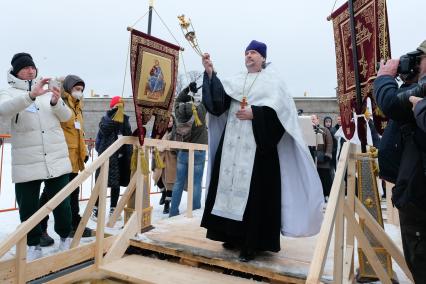 Санкт-Петербург. Священнослужитель совершает чин освящения воды в купели у Петропавловской крепости.