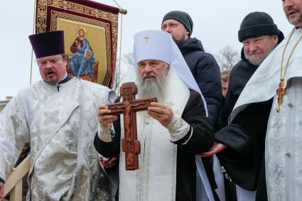 Санкт-Петербург.  Священнослужитель совершает чин освящения воды в купели у Петропавловской крепости.