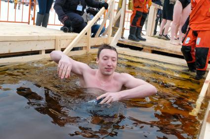 Санкт-Петербург.  Мужчина во время крещенских купаний в купели у Петропавловской крепости.