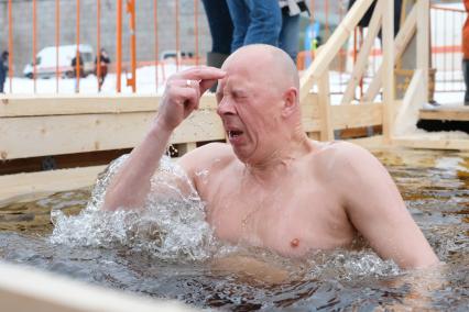 Санкт-Петербург. Мужчина во время крещенских купаний в купели у Петропавловской крепости.