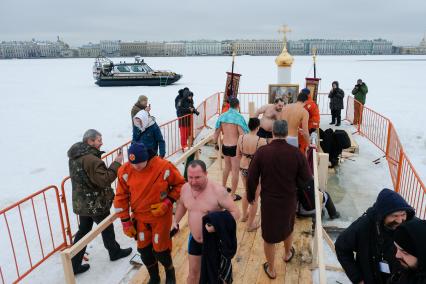 Санкт-Петербург. Во время крещенских купаний в купели у Петропавловской крепости.