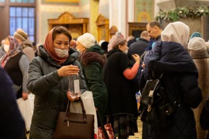 Красноярск. Прихожане набирают освященную воду в праздник Крещения Господня.