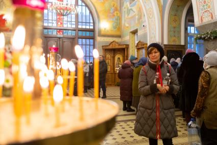 Красноярск. Прихожане набирают освященную воду в праздник Крещения Господня.