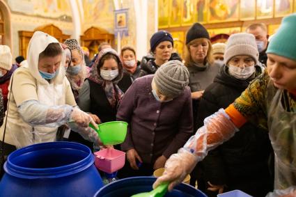 Красноярск. Прихожане набирают освященную воду в праздник Крещения Господня.