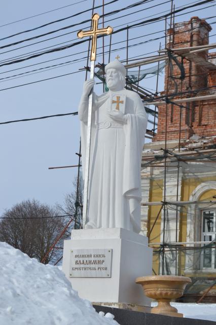 Московская область, Волоколамск. Памятник князю Владимиру у церкви Рождества Христова.