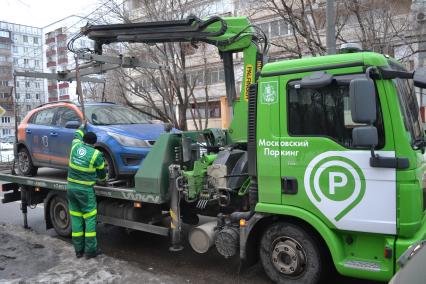 Москва. Эвакуация неправильно припаркованного автомобиля каршеринга службой `Московский паркинг`.