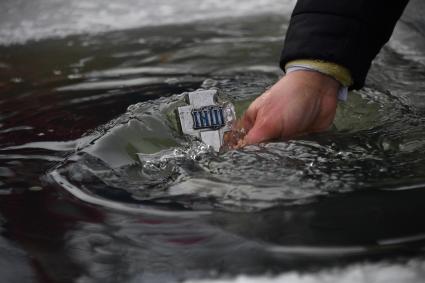 Московская область. г.Софрино. Обряд освящения воды перед началом крещенских купаний на реке Талица.