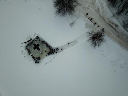 Московская область. г.Софрино. Обряд освящения воды перед началом крещенских купаний на реке Талица.