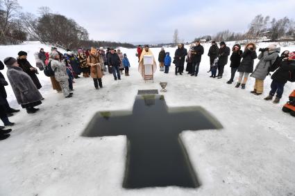 Московская область. г.Софрино. Обряд освящения воды перед началом крещенских купаний на реке Талица.