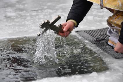 Московская область. г.Софрино. Обряд освящения воды перед началом крещенских купаний на реке Талица.