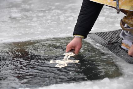 Московская область. г.Софрино. Обряд освящения воды перед началом крещенских купаний на реке Талица.