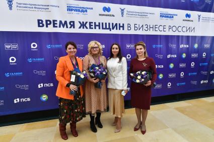 Москва. (слева направо) Проректор по образовательной деятельности Мастерской управления `СЕНЕЖ` Мария Афонина, вице-президент, директора по персоналу в компании `Почта банк` Юлия Бородай, заместитель генерального директора `Комсомольская правда`, автор и ведущая радиопрограммы `Время женщин` Анжелика Сулхаева и генеральный директор Siemens Healthineers Светлана Гербель на конференции `Время женщин в бизнесе России` в ТПП.