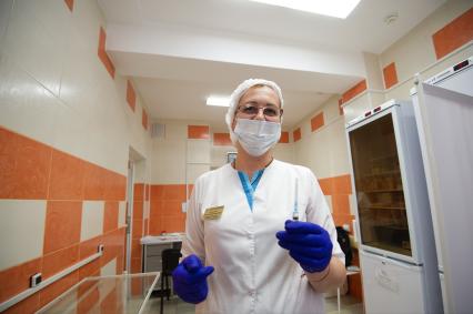 Санкт-Петербург. Медсестра во время вакцинации для профилактики коронавирусной инфекции Covid-19 в прививочном пункте больницы.