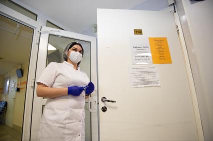 Санкт-Петербург. Медсестра у кабинета в больнице, где проводят вакцинацию для профилактики коронавирусной инфекции Covid-19.