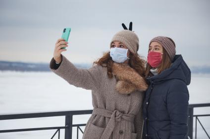 Пермь. Девушки в защитных масках на улице города.