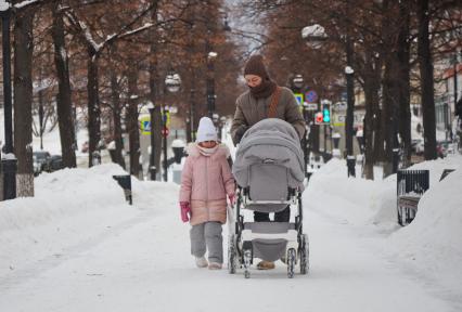 Пермь. Женщина с детьми на улице города.