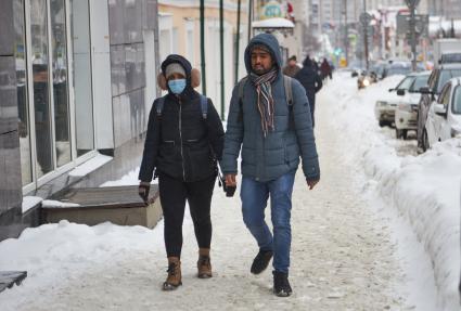 Пермь. Прохожие в защитных масках на улице города.