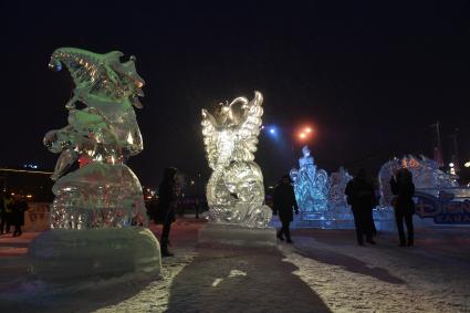 Москва. Посетители  на международном фестивале ледяных и снежных скульптур \"Снег и лед\" в парке Горького.