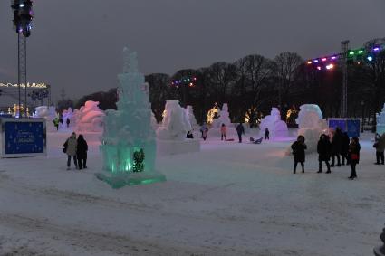 Москва. Посетители  на международном фестивале ледяных и снежных скульптур \"Снег и лед\" в парке Горького.