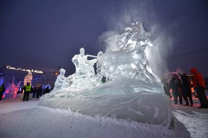 Москва. Посетители  на международном фестивале ледяных и снежных скульптур \"Снег и лед\" в парке Горького.