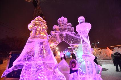 Москва. Посетители  на международном фестивале ледяных и снежных скульптур \"Снег и лед\" в парке Горького.