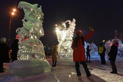 Москва. Посетители  на международном фестивале ледяных и снежных скульптур \"Снег и лед\" в парке Горького.