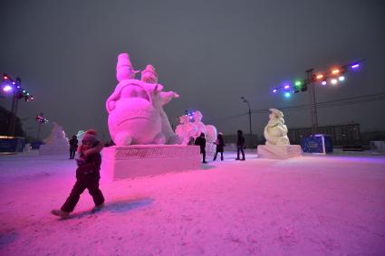 Москва. Посетители  на международном фестивале ледяных и снежных скульптур \"Снег и лед\" в парке Горького.