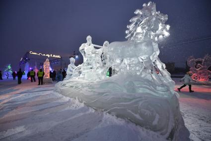 Москва. Посетители  на международном фестивале ледяных и снежных скульптур \"Снег и лед\" в парке Горького.