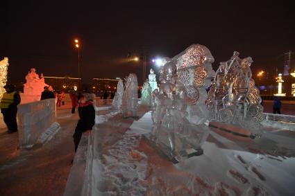 Москва. Посетители  на международном фестивале ледяных и снежных скульптур \"Снег и лед\" в парке Горького.