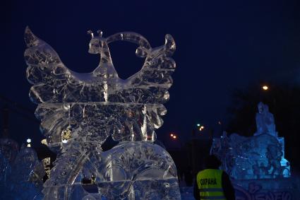 Москва. Посетители  на международном фестивале ледяных и снежных скульптур \"Снег и лед\" в парке Горького.