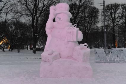 Москва.  Женщина фотграфирует детей на международном фестивале ледяных и снежных скульптур \"Снег и лед\" в парке Горького.