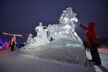 Москва. Посетители  на международном фестивале ледяных и снежных скульптур \"Снег и лед\" в парке Горького.