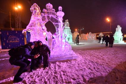 Москва. Посетители  на международном фестивале ледяных и снежных скульптур \"Снег и лед\" в парке Горького.