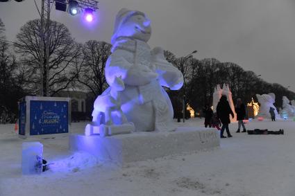 Москва.  Посетители  на международном фестивале ледяных и снежных скульптур \"Снег и лед\" в парке Горького.