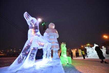 Москва. Посетители  на международном фестивале ледяных и снежных скульптур \"Снег и лед\" в парке Горького.