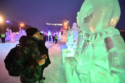 Москва. Посетители  на международном фестивале ледяных и снежных скульптур \"Снег и лед\" в парке Горького.