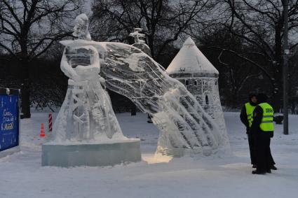 Москва.   Сотрудники охраны на международном фестивале ледяных и снежных скульптур \"Снег и лед\" в парке Горького.