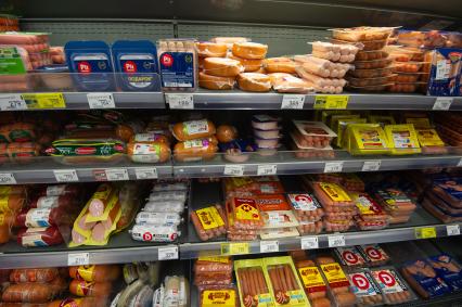 Санкт-Петербург. Витрина с мясной продукцией в продуктовом магазине.