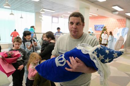 Санкт-Петербург. Житель Петербурга Сергей Федоров с новорожденным сыном. Супруга Сергея Александра Федорова родила 10-го ребенка в Городском роддоме №10.