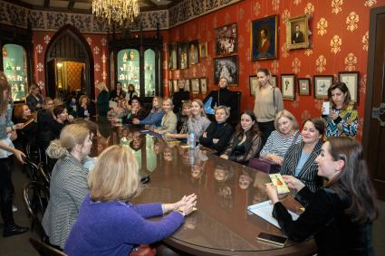 Москва. Заместитель генерального директора `Комсомольская правда`, автор и ведущая радиопрограммы `Время женщин` Анжелика Сулхаева (справа) на встрече клуба `Время женщин` в музее Бахрушина.