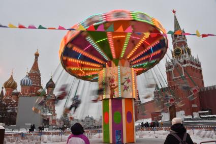 Москва.   Карусель на Гум-Ярмарке на Красной площади.