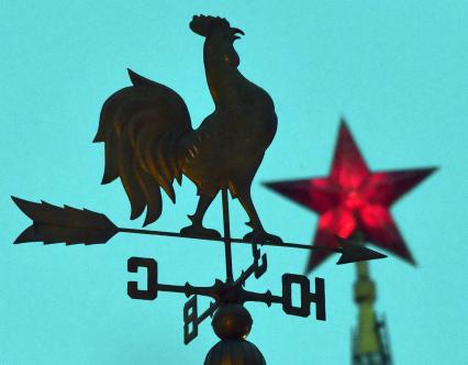 Москва. Флюгер Золотой петушок на павильоне Гум-Ярмарки и рубиновая зрезда на Кремлевской башне.